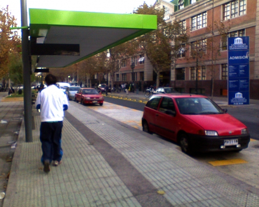 1786635584_estacionamientos_en_paradero_de_transantiago.jpg