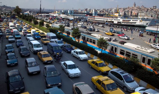 Extensa congestion vehicular afecta a Kabataş, un centro de transporte que combina terminal de ferry, trams, y funicular © Cemal Emden