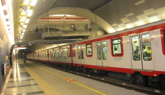 Longitud Total y Número de Estaciones del Metro de Santiago