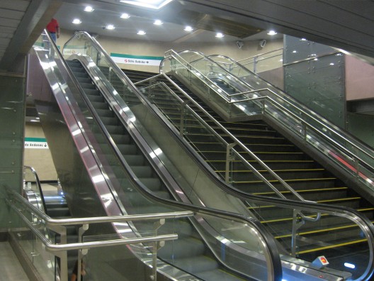 5 niveles deben ser salvados con escaleras, escaleras mecánicas y ascensores