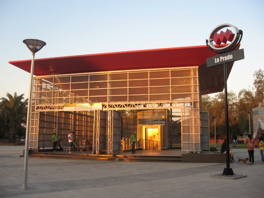 La entrada a la estación se ubica al frente de la Municipalidad de Lo Prado y del Parque Santa Anita