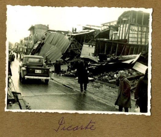 Valdivia calle Picarte post Terremoto de 1960 - fotografía donada por Ana María Labbé en sesiones de Correos de Chile - enero 2010