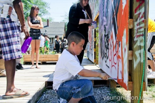 Un joven de Detroit participa en la creación de un mural en el Proyecto Callejón en el suroeste de Detroit. / Foto: Erik Howard / Proyecto Callejón
