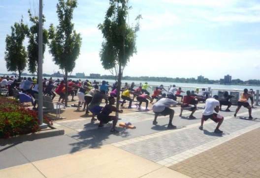 La costanera del principal Río de Detroit se activó recién el verano de 2013 por una serie de actividades LQC, como esta masiva clase de yoga, como parte de una estrategia desarrollada por PPS y el Río Conservancy. / Foto: PPS