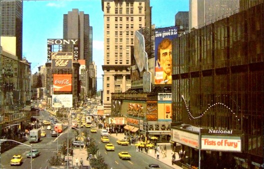 Times Square en 1973, cerca del final de la era de Robert Moses, estaba dominado por vehículos. Imagen © Flickr CC User Bastian