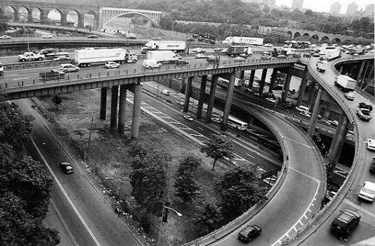 El Cross-Bronx expressway fue uno de los proyectos de construcción de carreteras más importantes de Moses. Imagen © Flickr CC User Zachary Korb 