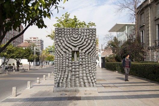 "Doble relieve y columna" de Federico Assler en el Paseo de las Esculturas de Las Condes. © Andrea Manuschevich para Plataforma Urbana