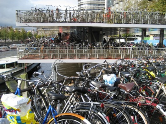 Bicicletário em Amsterdam, Países Baixos. Foto: Mother Root / Guardian Witness.