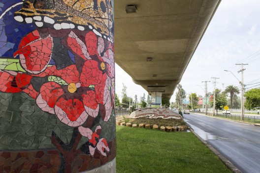 Mural de mosaicos en Puente Alto. © Andrea Manuschevich para Plataforma Urbana.