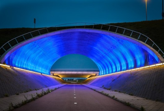 Túnel de ciclismo moderno em Rotterdam, Holanda. Foto: ID8409168 / Guardian Witness.