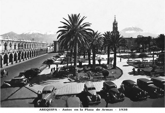 Arequipa, autos en la Plaza de Armas 1938. Foto: Arequipa de antaño. Extraída de su sitio web en Noviembre 2014.