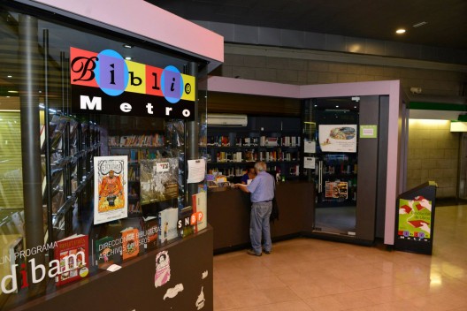 Bibliometro en estación Quinta Normal (L5). Fuente Metro de Santiago, via Facebook.