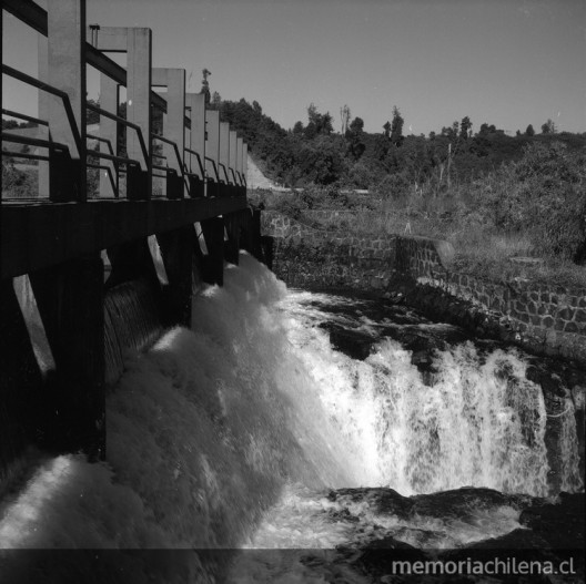 Compuertas de la Central Hidroelectrica Pilmaiquen, hacia 1960