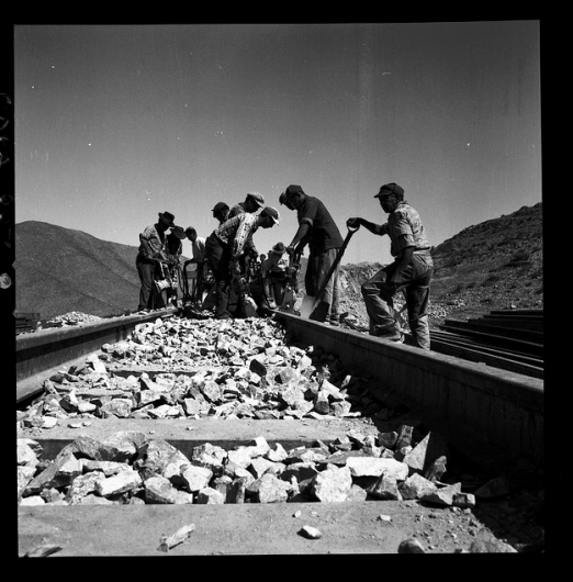 Construcción de las líneas férreas para conectar las minas de hierro con el puerto. Vallenar, III Región. © Luis Ladrón de Guevara L, vía Flickr.