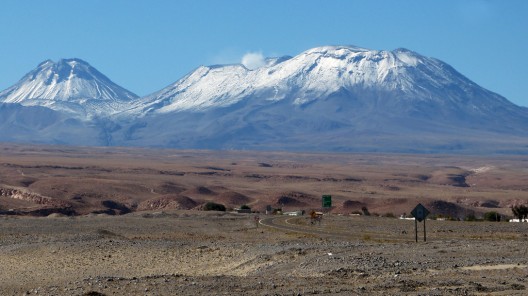 Desierto de Atacama con los volcanes Lascar y Aguas Calientes de fondo. © Mariano Matel (Miradortigre, vía Flickr).