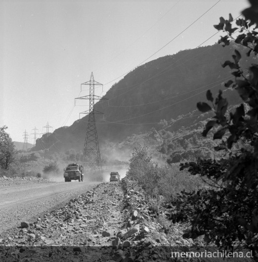 Torres de conduccion desde la Central Hidroelectrica Antuco, 1980