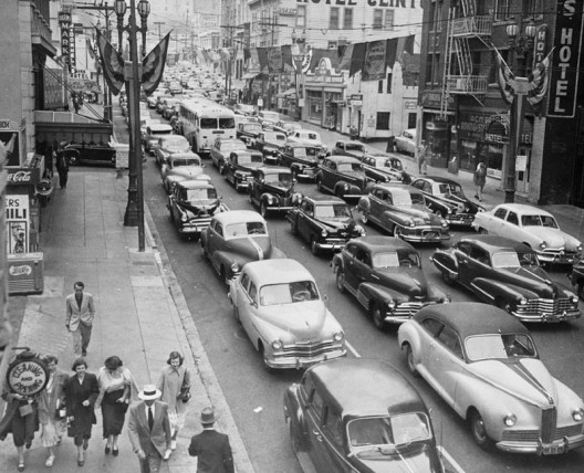 Fuente imagen “Los Ángeles 1950”: Simpson, Sarah. Kudos, California! L.A. Cuts Car Pollution. Discovery News [En Línea]
