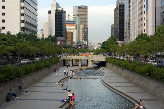Parque Cheonggyecheon en Seúl, Corea del Sur. © longzijun, vía Flickr.