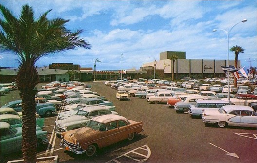 La cultura automovilística de EEUU fomentó la tendencia de centros comerciales suburbanos.. Image vía Malls of America
