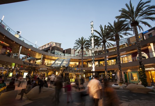 El centro comercial Santa Monica Place, que gracias a la sostenibilidad de su transformación ha recibido la certificación LEED. Image Cortesia de Macerich (Creative Commons)