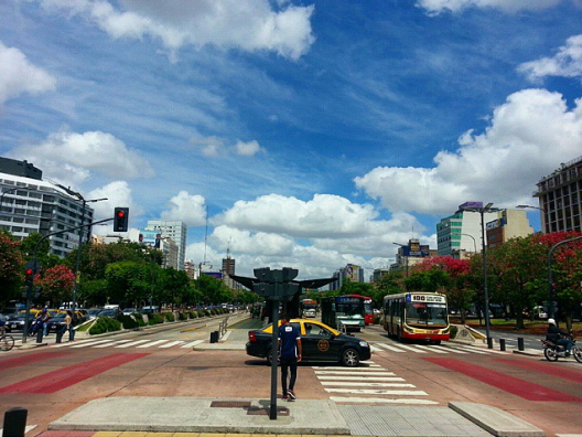 Avenida 9 de julio, Buenos Aires, Argentina. © mat-, vía Flickr.