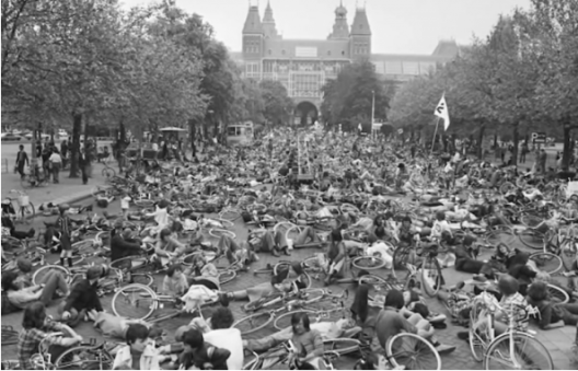Protesta de ciclistas durante 1975 exigiendo más y mejores ciclovías en Ámsterdam