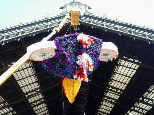  “Piñata de la Fortuna” por el Colectivo LEV en l Estación Central.