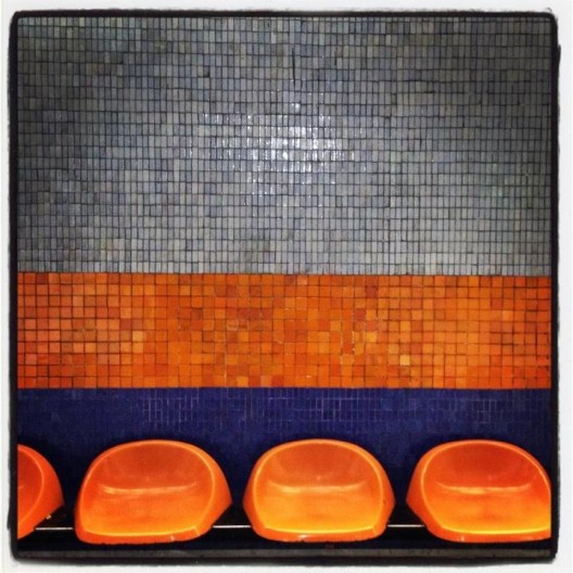 Mosaicos de la estación de metro Pedro de Valdivia. Cortesía @santiagoadicto.