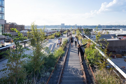 Tercera sección del High Line de New York. Imagen © Iwan Baan, 2014