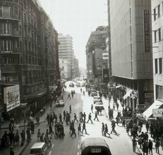 Calle Estado hacia la Plaza de Armas en 1969. Fuente: Alberto Sironvalle (alb0black en Twitter).
