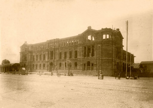 Construcción de la Casa Central de la Universidad Católica en 1915. Fuente: Alberto Sironvalle (alb0black en Twitter).
