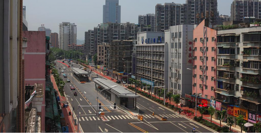 Corredor Bus Rapid Transit en l avenida Duchang en Yichang, China.