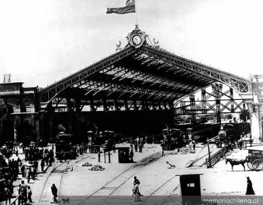 Estación Central de Santiago construida en 1897. Fuente: Colección Biblioteca Nacional de Chile, vía Memoria Chilena.
