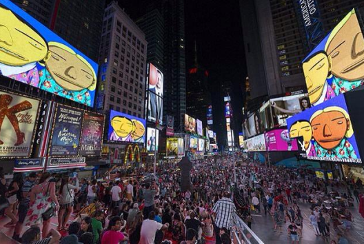 "Conexión Paralela" de Os Gemeos en Times Square, Nueva York. Foto por @clarissalyra, vía Twitter.