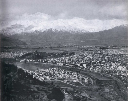 Santiago hacia el oriente en 1959. Fotografia del libro "Chile" de Robert Gerstmann. Imagen vía En Terreno.
