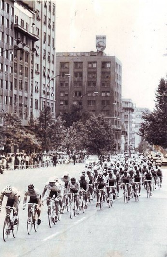 Archivo del diario "Fortin Mapocho", publicada el  4 noviembre de 1990. Panorámica de una carrera ciclista en la Alameda de Santiago. Cortesía Historia del Ciclismo Chileno.