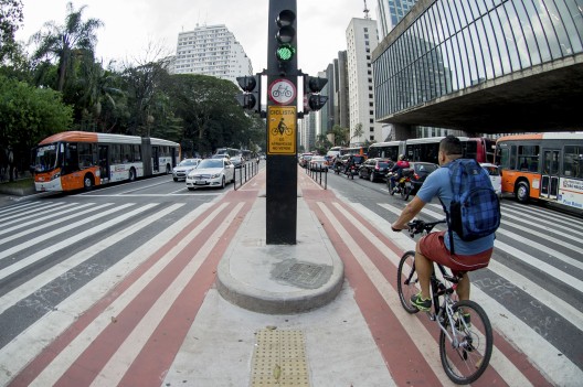 Ciclovía en Avenida Paulista. © Marcelo Camargo/ABr, vía Wikimedia Commons.