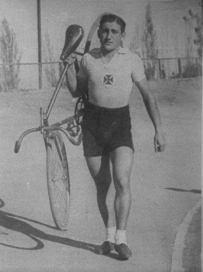 Jorge Hidalgo, autor de la "Vuelta Chile". Foto tomada en el Velódromo San Eugenio en marzo de 1945. Cortesía "Historia del Ciclismo Chileno".