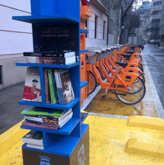 Estantes de la Biblioteca Libre en Bikesantiago, Bellas Artes. © Municipalidad de Santiago, vía Twitter.
