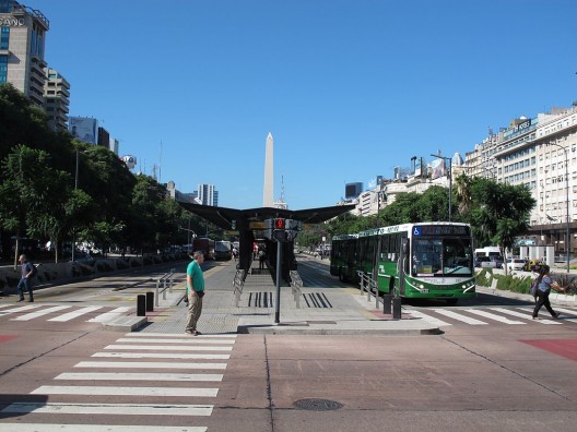 Metrobús en la Avenida 9 de Julio, Buenos Aires. © ndrzej Otrębski, vía Wikimedia Commons.