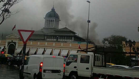 Incendio en Mercado Central de Santiago. Imagen vía Twitter