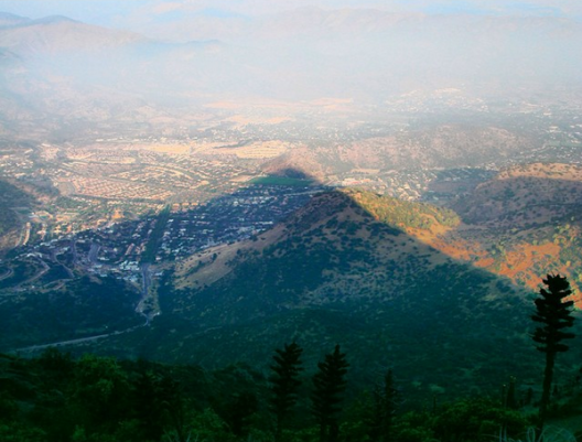Sombra del cerro Manquehue sobre Santiago. Foto por Martín del Río. Cortesía Ladera Sur