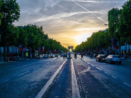 Avenida de los Campos Elíseos una de las calles más importantes de París